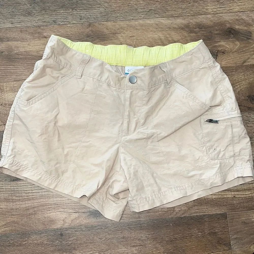 Columbia khaki shorts size 4